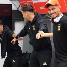 <![CDATA[ Onda não saiu à primeira... mas deu para rir: Benfica mostra os 'treinos' do festejo de Ivanovic e Prestianni ]]>