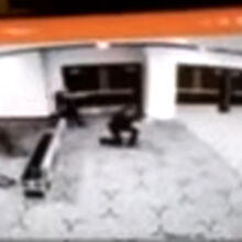 <![CDATA[ Imagens de videovigilância mostram atirador a tentar entrar no jantar da Casa Branca ]]>