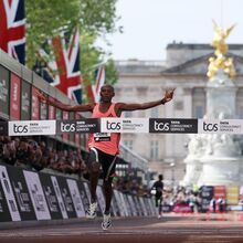 <![CDATA[ Sabastian Sawe bateu recorde mundial da maratona: «Ao pequeno- almoço comi duas fatias de pão, mel e bebi chá» ]]>