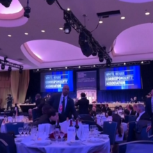 <![CDATA[ Imagens mostram convidados a protegerem-se debaixo das mesas após homem armado invadir jantar da Casa Branca  ]]>