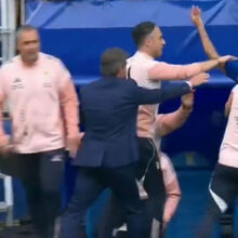 <![CDATA[ David Carmo envolve-se em bate-boca com os próprios adeptos e tem de ser agarrado  ]]>