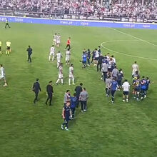 <![CDATA[ Apito final na Reboleira: alívio portista, cumprimento de Farioli ao 4.º árbitro e a alegria azul e branca ]]>