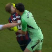 <![CDATA[ 2.ª divisão espanhola: guarda-redes dá soco em adversário, é expulso e instala-se a confusão ]]>