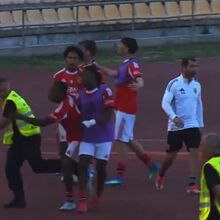 <![CDATA[ Benfica vai fazer queixa do steward que terá tentado rasteirar jogador das águias no clássico de juniores  ]]>