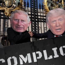 <![CDATA[ Manifestantes colocam máscaras de Carlos III e Trump para criticar ida do monarca britânico a Washington ]]>