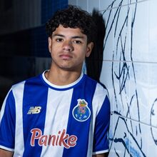 <![CDATA[ Fã de Maxi Pereira assina contrato de formação com o FC Porto ]]>