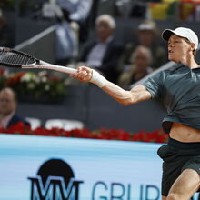 <![CDATA[ Sinner bate Jodar em duelo impressionante e estreia-se nas meias-finais do Masters 1.000 de Madrid ]]>