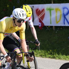 <![CDATA[ Tadej Pogacar bate Godon ao sprint e bisa na Volta à Romandia ]]>