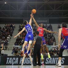 <![CDATA[ Oliveirense bate FC Porto e defronta Benfica nas 'meias' da Taça Hugo dos Santos ]]>