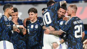 Nico Otamendi marca de penálti à Zâmbia no seu último jogo na Argentina