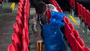 Japoneses voltam a dar o exemplo: acabou o jogo e deixaram bancadas de Wembley 'num brinco'