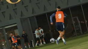 Cristiano Ronaldo voltou aos treinos e já deslumbrou com este golaço