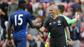 Mourinho cumprimenta Tuanzebe
