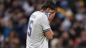 Pio Esposito esconde a cara após a eliminação no playoff