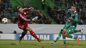Ralf Fahrmann ao serviço pelo Schalke 04 num jogo da Liga dos Campeões frente ao Sporting