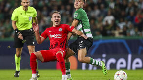 Mario Götze renova contrato com o Eintracht Frankfurt até 2028