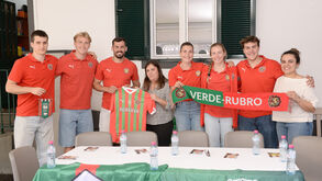 Paulo Henrique (terceiro a contar da esquerda) distribuiu amêndoas de Páscoa