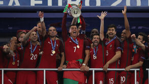 Ronaldo levanta troféu após conquista do Euro'2016