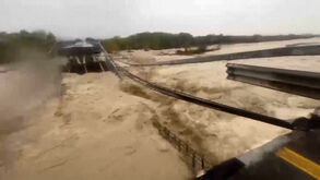 Imagens impressionantes mostram ponte que liga duas regiões de Itália colapsada