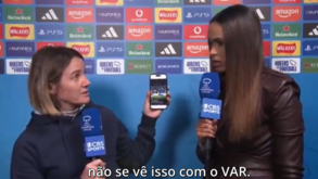 Treinadora do Chelsea leva telemóvel à ‘flash’ para mostrar puxão de cabelo a jogadora