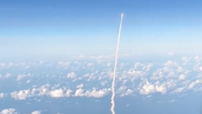 O momento em que a Artemis II descola em direção à Lua visto do céu