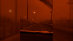 Imagens impressionantes: tempestade de poeira do Saara deixa céu de ilha na Grécia pintado de laranja