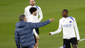 Luis Enrique e Nuno Mendes durante treino