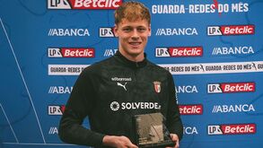 Hornicek com o galardão em sua posse