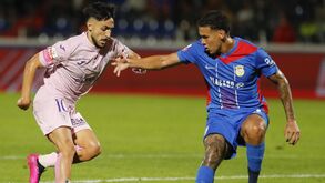 Kaiky Naves tenta travar Luís Esteves, médio do GIl Vicente