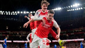 Dowman, jovem talento do Arsenal, às costas de Gyökeres