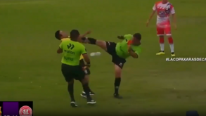 Surreal: árbitro peruano agride invasor de campo com um autêntico golpe de karaté