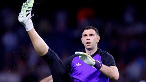 Emiliano Martínez aquece antes da partida