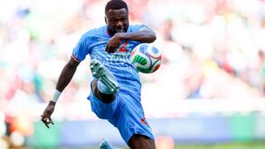 Mbemba retido em África impede o jogador de defender o Lille