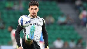 Jogador do Sporting domina a bola em jogo da Liga Betclic contra o Santa Clara