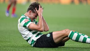 Jogador do Sporting com as mãos na cabeça demonstra frustração em campo