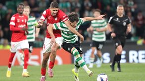 Momento de disputa entre jogadores de Sporting e Santa Clara em jogo da Liga Betclic