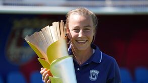 Gerda Konst com o troféu da Taça da Liga