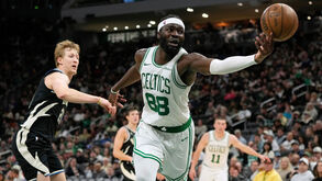 Neemias em bom plano frente aos Milwaukee Bucks