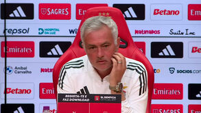 Mourinho reage às palavras de Hjulmand e atira: «Querer aprender um idioma para comunicar melhor com os árbitros...»