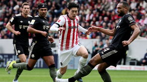 Yuito Suzuki e Jonathan Tah no Friburgo-Bayern Munique