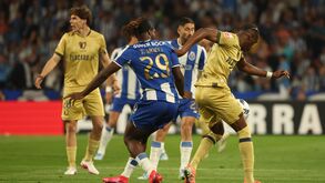 Jogo FC Porto-Famalicão: disputa de bola entre jogadores