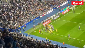 Confusão após golo do Famalicão: Sorriso festejou na direção dos adeptos do FC Porto e voaram objetos