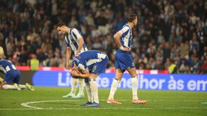 Jogadores do FC Porto desolados após empate frente ao Famalicão no Estádio do Dragão