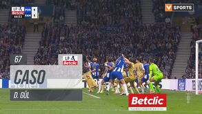 Momento polémico no FC Porto-Famalicão: é por este lance que Farioli se queixa