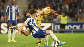FC Porto e Famalicão disputam a bola durante o jogo