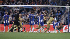 Jogadores do Famalicão fazem a festa ao cair do pano frente ao FC Porto