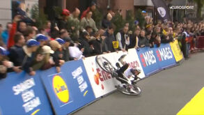 Rui Oliveira com arranque para esquecer na Volta à Flandres: andou uns metros e acabou... nos separadores