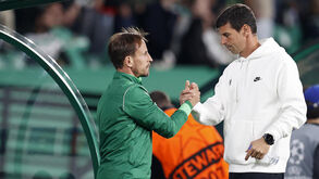 Tiago Teixeira (à direita) esteve no banco do Sporting frente ao Arsenal em 2023/24