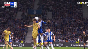 O lance entre Zaidu e Gustavo Sá no FC Porto-Famalicão