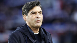 Paulo Fonseca reage junto ao banco de suplentes do Lyon